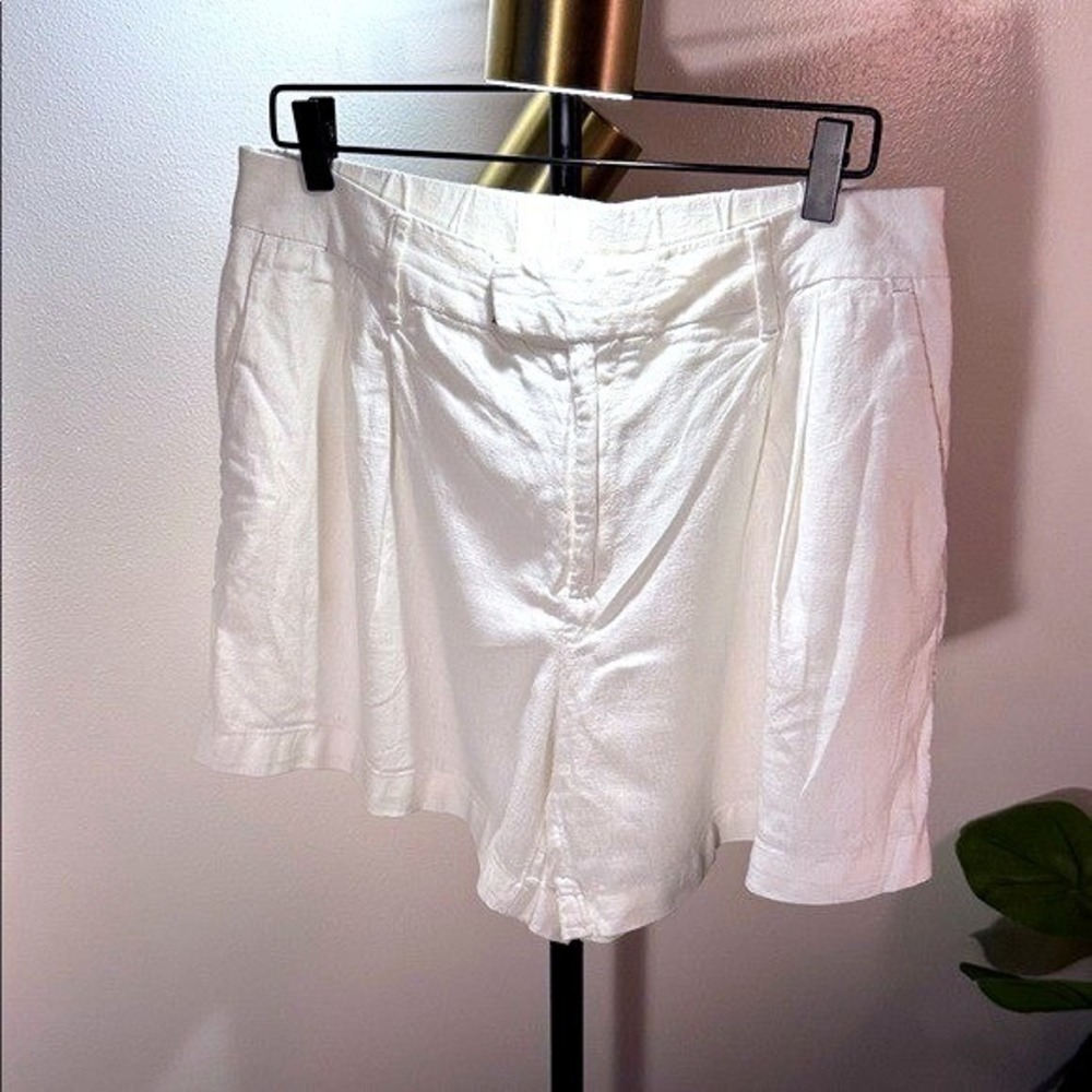 White Linen classic short A New Day 12 pleated coastal style elevated classic LG